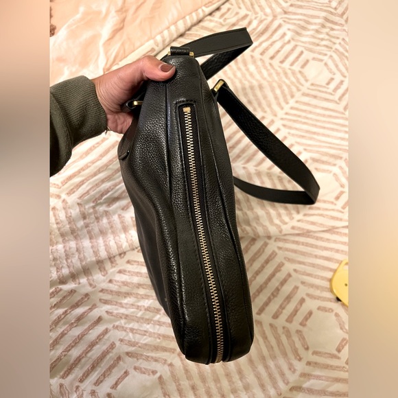 Fossil. Leather black shoulder bag with gold zipper extension detail. Black. - Picture 3 of 8